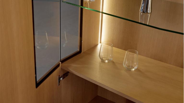 Vitrine JADE en verre fumé et métal
