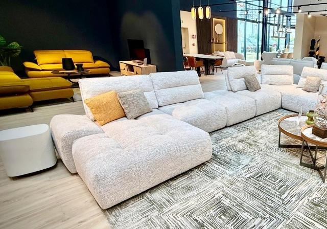 Canapé panoramique modulable avec têtières – agencement salon chez Mobilier de France Strasbourg Lampertheim