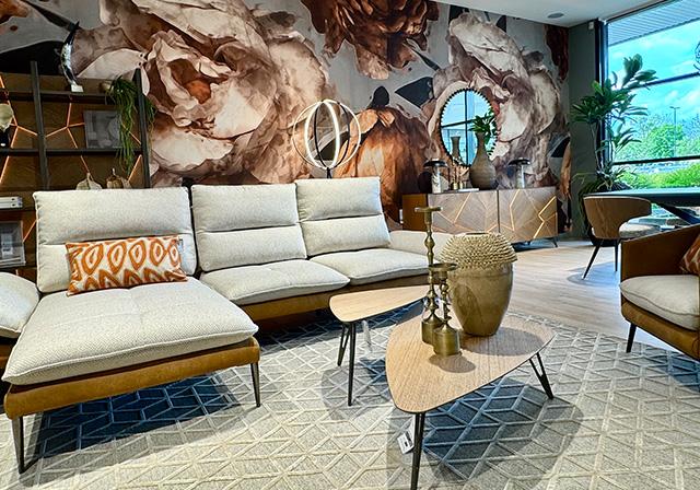 Meubles de rangement design avec lumière intégrée, tables et chaises haut de gamme, tout pour votre salle à manger à Tours